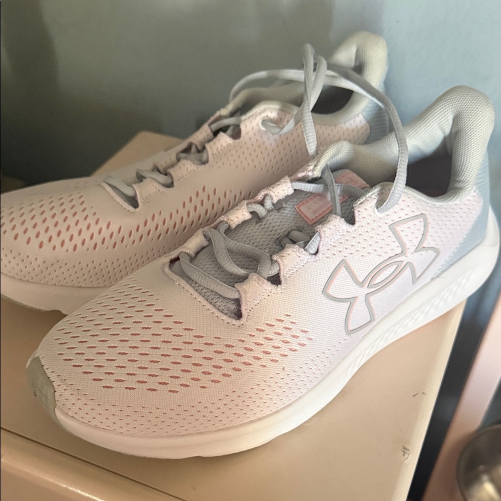 Under Armour Women's Athletic Shoes in Light Gray and Pink
